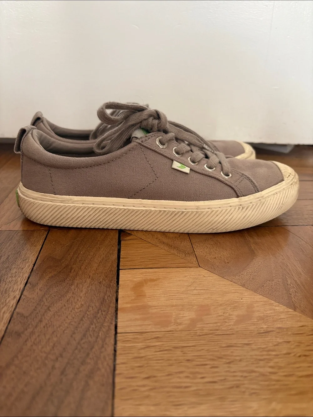 Cariuma Women’s OCA Low Canvas Sneakers in Mystic Grey